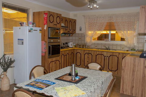 Chrissies Palace Hostel - Travel Agents 7