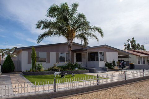 Chrissies Palace Hostel - Travel Agents 2