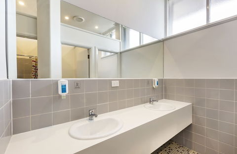 Nightcap At Ashley Hotel - Travel Agents 5