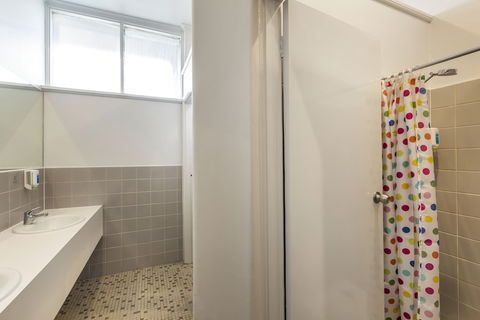 Nightcap At Ashley Hotel - Travel Agents 1