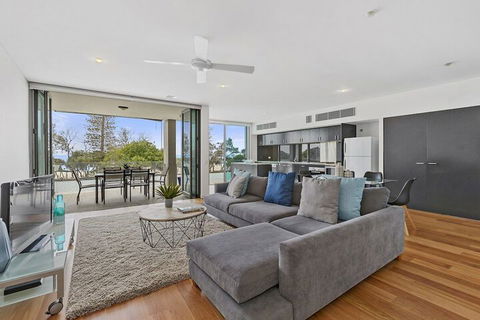 KINGSCLIFF NOR NOR EAST 101 On MARINE PARADE - Tourism Guide 2