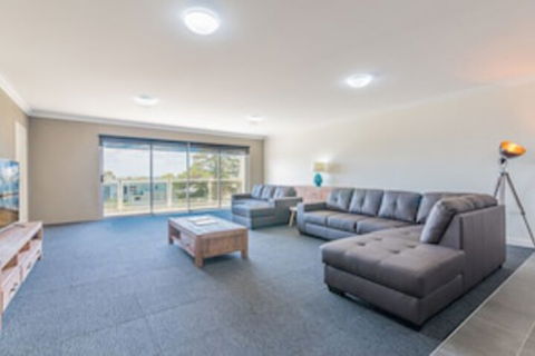 Thompson Avenue Apartments No.4 - Travel Agents 0