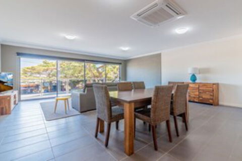 Thompson Avenue Apartments No.2 - Travel Agents 0