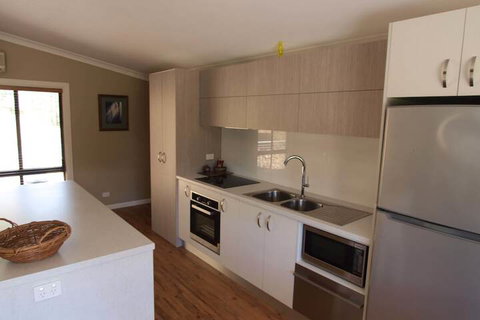 Mad On The Buckland - Travel Agents 2