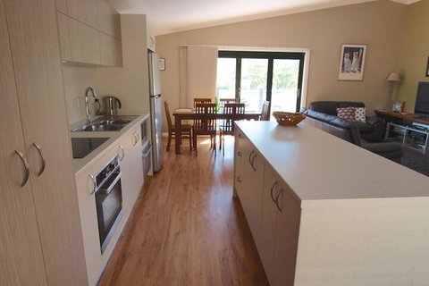 Mad On The Buckland - Travel Agents 3