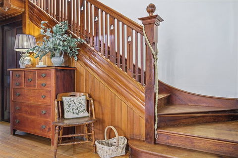 Cygnet Old Bank B & B Cafe & Gift Store - Travel Agents 6