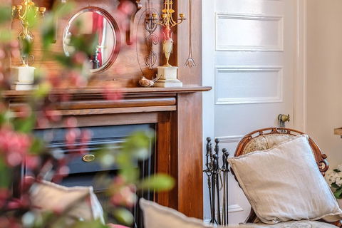 Cygnet Old Bank B & B Cafe & Gift Store - Travel Agents 5