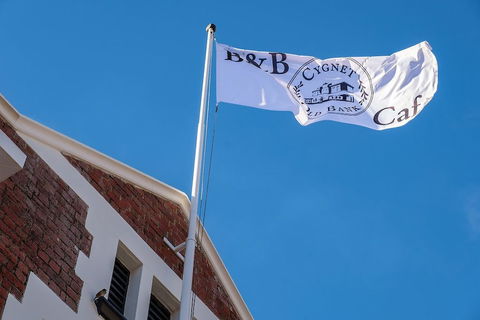 Cygnet Old Bank B & B Cafe & Gift Store - Travel Agents 3