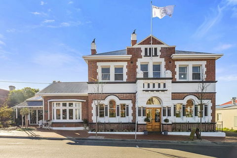Cygnet Old Bank B & B Cafe & Gift Store - Travel Agents 0