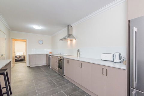 Thompson Avenue Apartments No.1 - Travel Agents 3