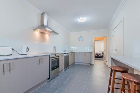 Thompson Avenue Apartments No.1 - Travel Agents 2