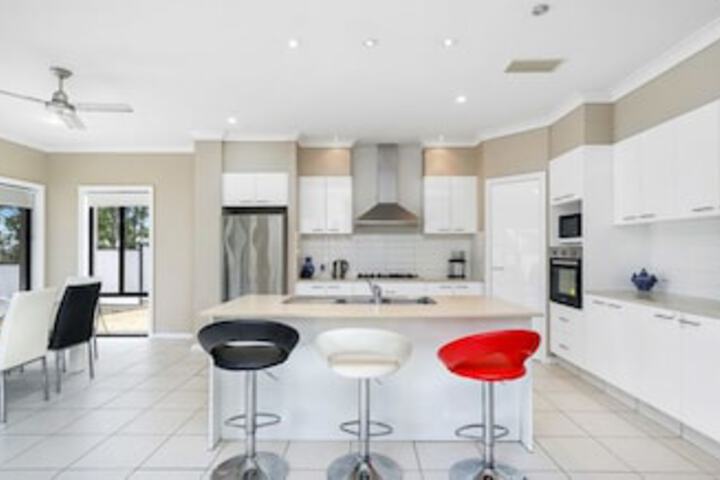 Molendinar QLD Travel Search