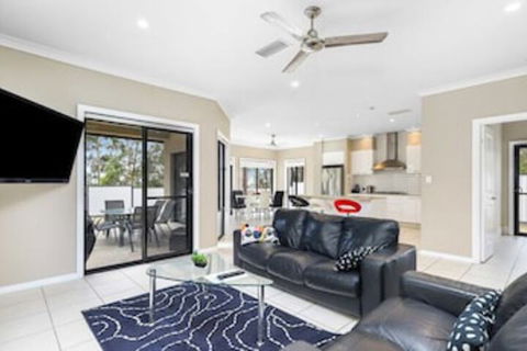 Central Gold Coast Large, Modern, Elevated Home - Travel Search 2