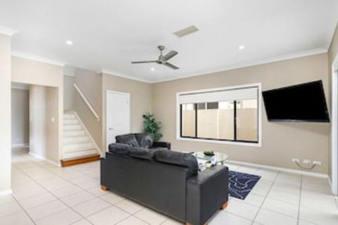 Central Gold Coast Large, Modern, Elevated Home - Travel Search 6