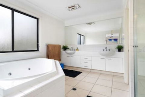 Central Gold Coast Large, Modern, Elevated Home - Travel Search 3