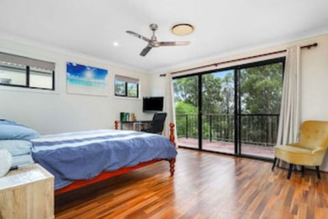 Central Gold Coast Large, Modern, Elevated Home - Travel Search 5