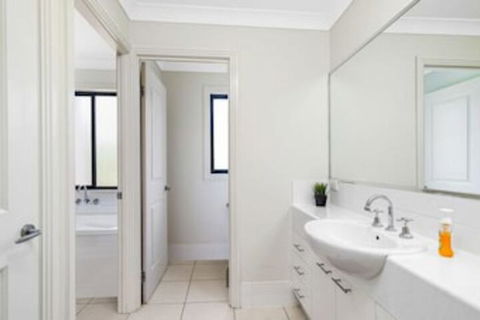Central Gold Coast Large, Modern, Elevated Home - Travel Search 4