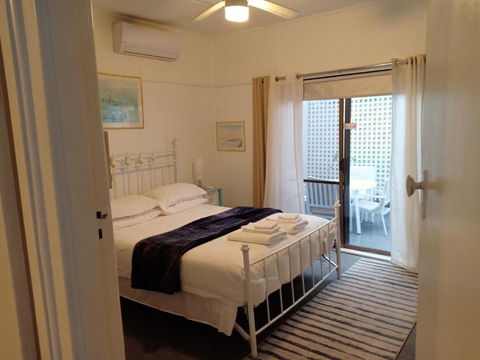 The Boathouse A 3 Bedroom House - Cruises Travel 2