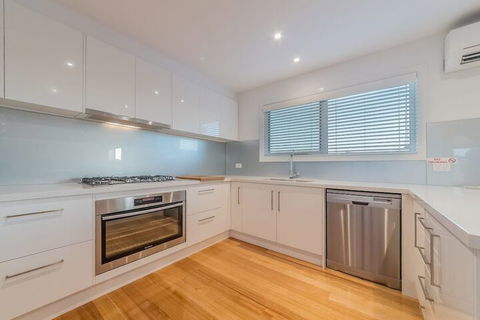 7 Boardwalk Lakeside In Cowes - Travel Agents 2