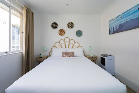 Manly Beachfront Apartment - Travel Agents 6