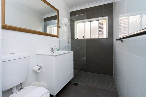 Manly Beachfront Apartment - Travel Agents 5