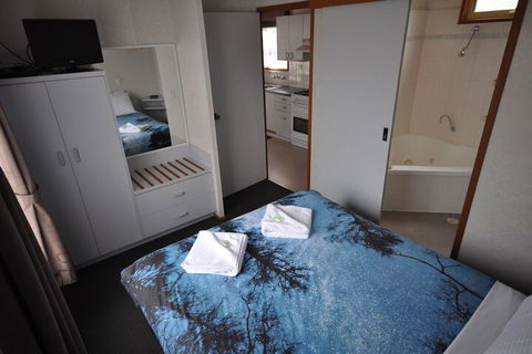 Dylene Caravan Park - 2 Br Family Cabin With Air - Travel Search 6