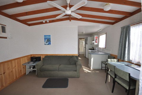 Dylene Caravan Park - 2 Br Family Cabin With Air - Travel Search 4