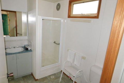 Dylene Caravan Park - 2 Br Family Cabin With Air - Travel Search 5