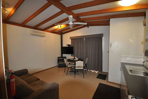 Dylene Caravan Park - 2 Br Family Cabin With Air - Travel Search 7