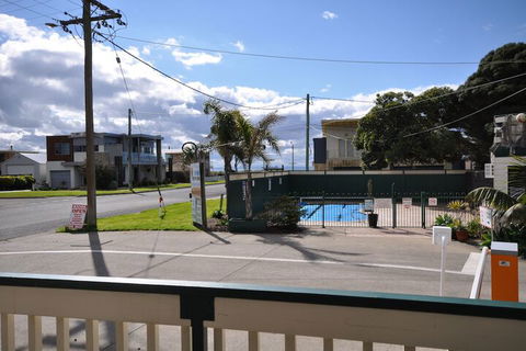 Dylene Caravan Park - 2 Br Family Cabin With Air - Travel Search 3