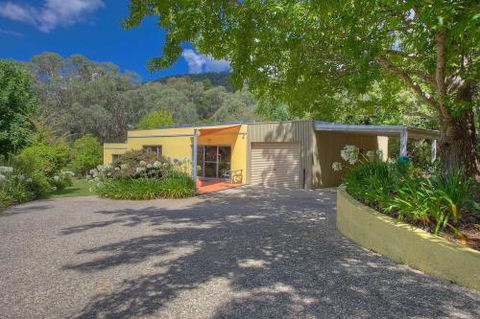 A Bach At Bright Bright VIC - Tourism Guide 1