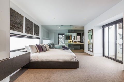 Luxury Designer Townhouse Parking - Travel Agents 1