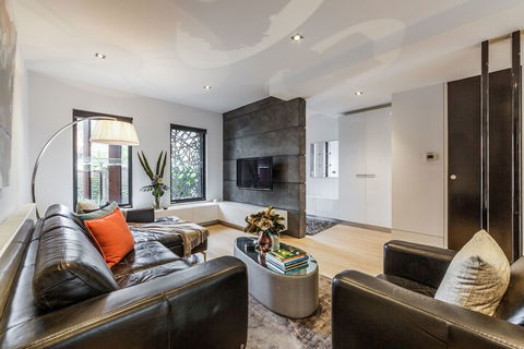 Luxury Designer Townhouse Parking - Travel Agents 2