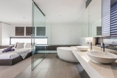 Luxury Designer Townhouse Parking - Travel Agents 6