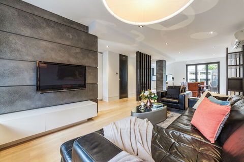 Luxury Designer Townhouse Parking - Travel Agents 7