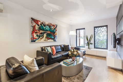 Luxury Designer Townhouse Parking - Travel Agents 3