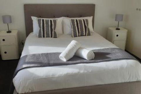 House On Garden - Travel Agents 1