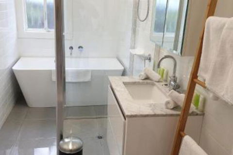 House On Garden - Travel Agents 0