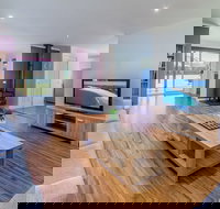 Loch Retreat 550m TO Town - Travel Agents