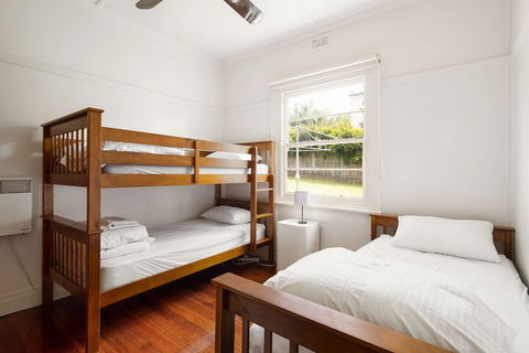 46 Chapel Street - Travel Agents 4