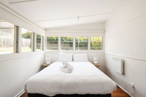 46 Chapel Street - Travel Agents 1