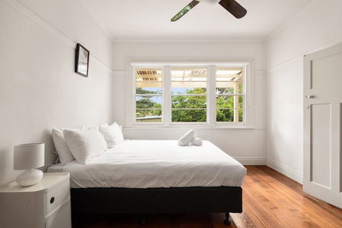 46 Chapel Street - Travel Agents 2