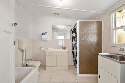 46 Chapel Street - Travel Agents 6