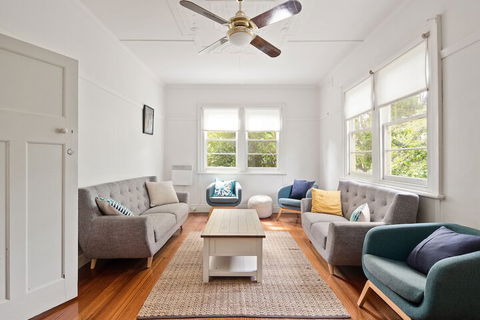 46 Chapel Street - Travel Agents 5