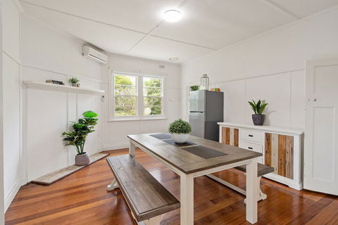 46 Chapel Street - Travel Agents 3