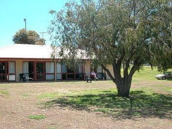 Portarlington Holiday Units & Pool - Travel Agents 4