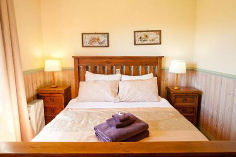 Minimbah Farm Cottages Family Farmstay Choose From 2 & 3 Bedroom Cottages & 6 Bedroom House - Travel Search 4