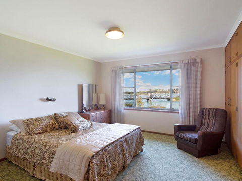 2 Water Crescent Retro Haven - Tourism Guide 3
