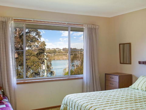2 Water Crescent Retro Haven - Tourism Guide 4