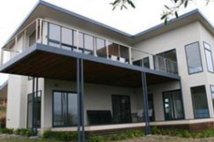 Binalong Bay TAS Travel Search